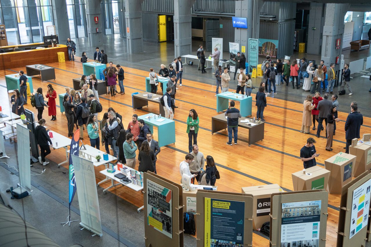 Stands de las startups de la comunidad de La Nave durante el LN Meeting 2023