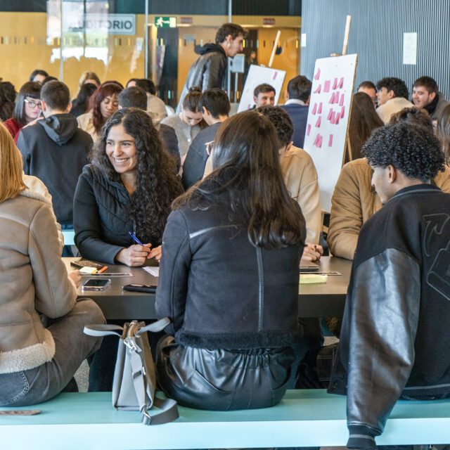 Barbac0d1ng, estudiantes resuelven retos propuestos por corporates